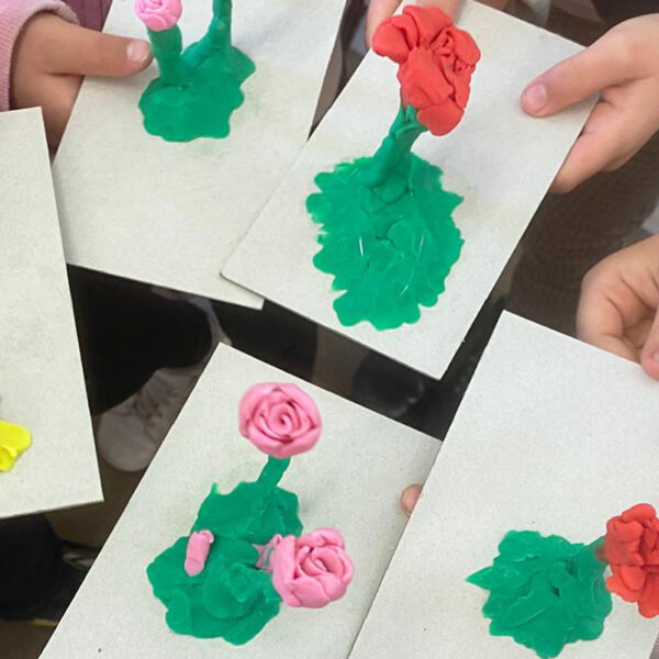 Sant Jordi a l’escola, una diada plena de contes, roses i creativitat
