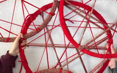 Atrapa-somnis que uneixen escola i hospital: creativitat i solidaritat per Nadal